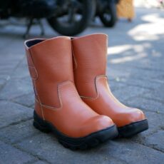 Sepatu safety (contoh)